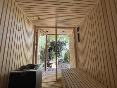 Die GARTEN KUBUS® - Sauna gibt es wie hier ganz nach Wunsch oder auch als Standardvariante.