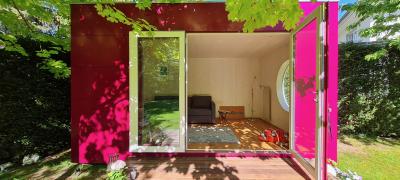 Moderner Wohnraum für das ganze Jahr in Ihrem Garten: Die GARTEN KUBUS® - Wohnraumvariante hier in knalligem Pink.